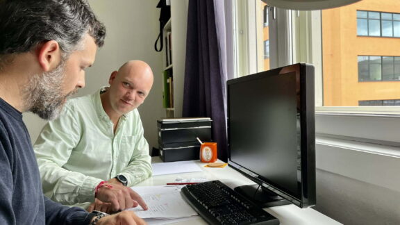 Webdesign i Bergen. Her ser vi Darko og Jarko som jobber foran en datamaskin
